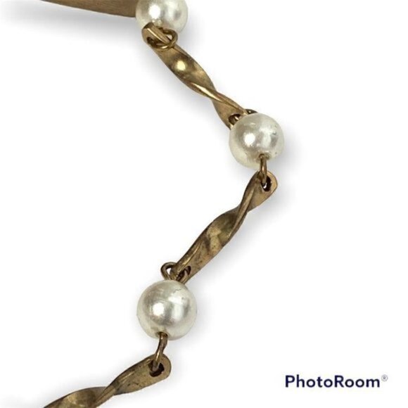 Vintage Gold Tone Faux Pearls 1950s Sweater Clip - Picture 2 of 5